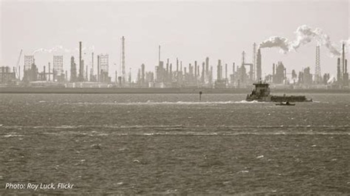 Did hurricane laura damage oil refineries?