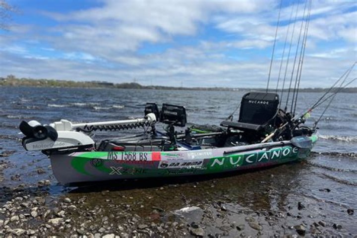 Does a canoe with a trolling motor need to be registered?