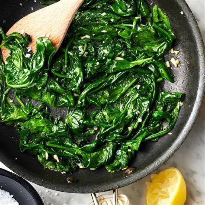 Should you saute spinach for pizza?