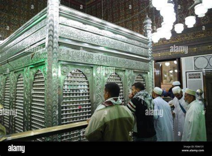 Where imam hussain head buried?