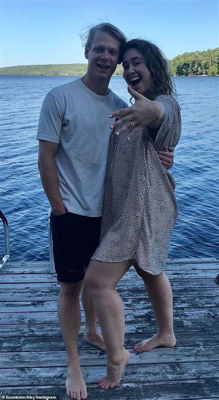 Who is murr engaged to?